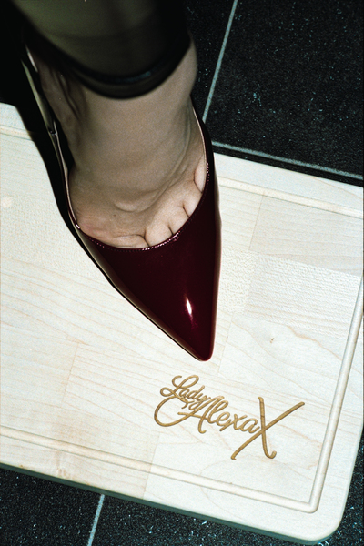 Lady-Alexa-X-analog-Tim-Schoberth_2