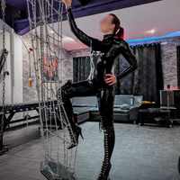 Lady-Alexa-X-Lackcatsuit