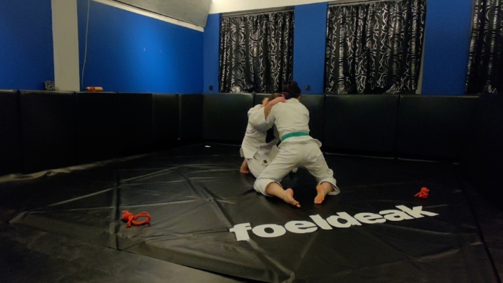Mixed-Wrestling-im-Gi-Abklopfen